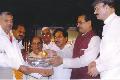 मध्य प्रदेश के मुख्यमंत्री श्री शिवनारायण चौहान का सम्मान करते माली रामनारायण चौहान एवं अन्य